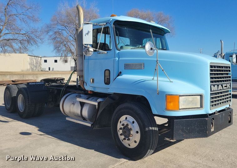 image for item DG0425 1994 Mack CH613 semi truck