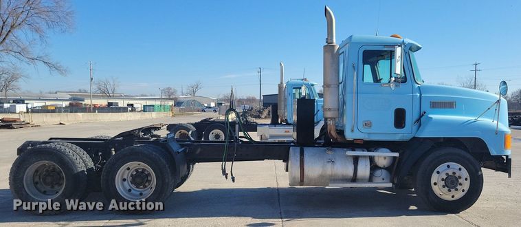 image for item DG0425 1994 Mack CH613 semi truck