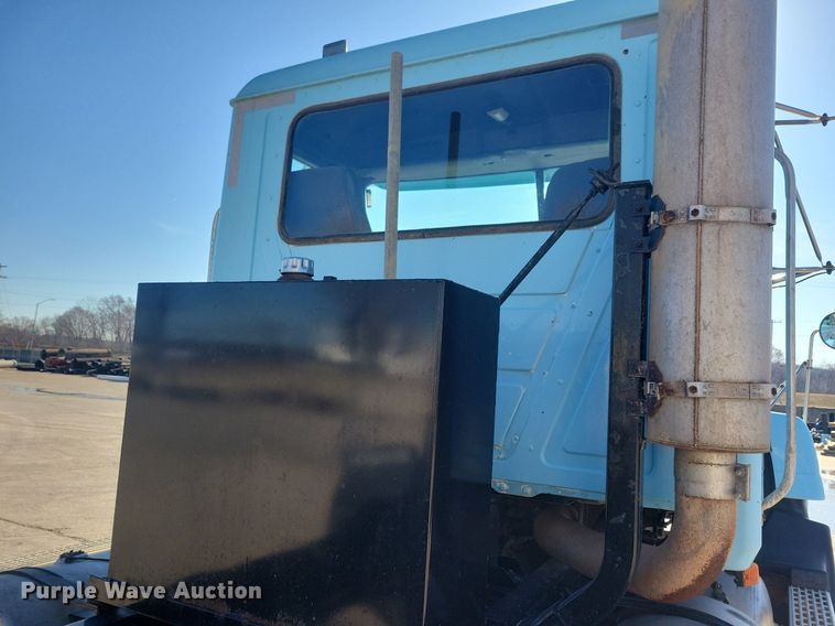 image for item DG0425 1994 Mack CH613 semi truck