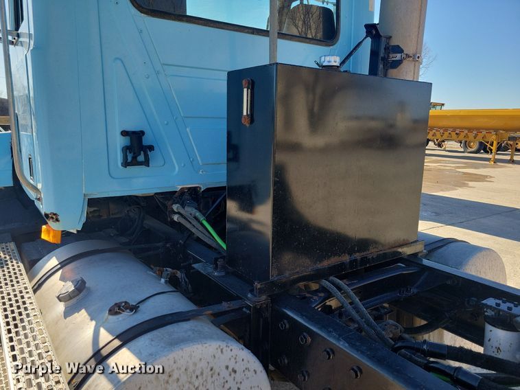 image for item DG0425 1994 Mack CH613 semi truck