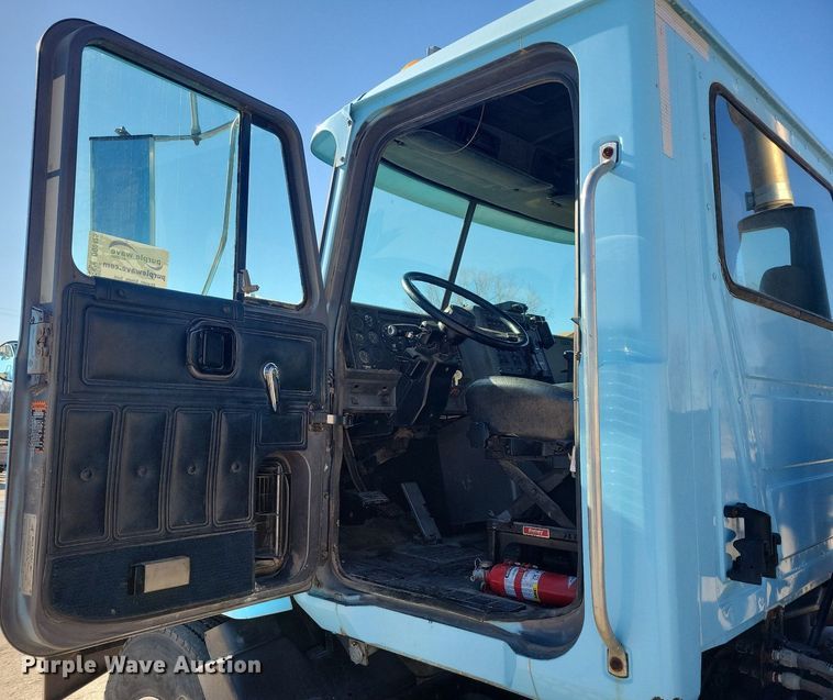 image for item DG0425 1994 Mack CH613 semi truck