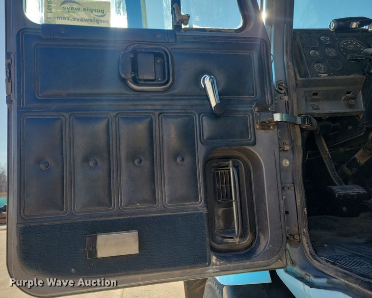 image for item DG0425 1994 Mack CH613 semi truck