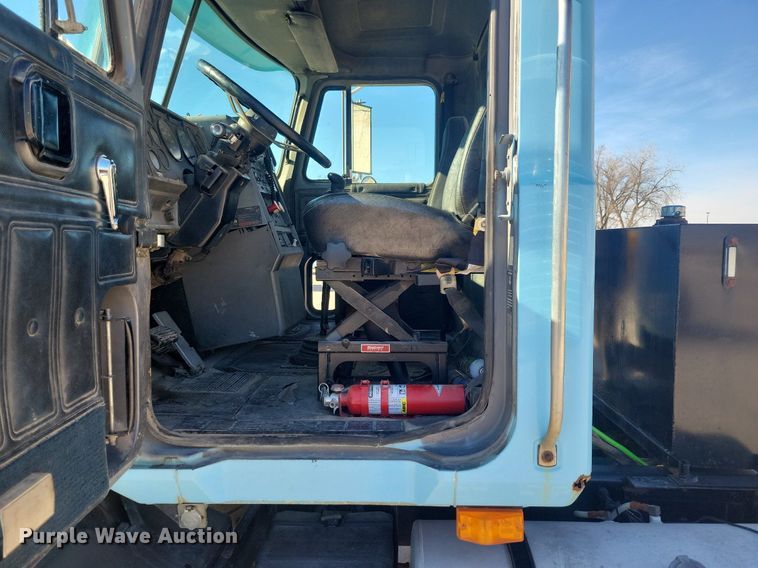 image for item DG0425 1994 Mack CH613 semi truck