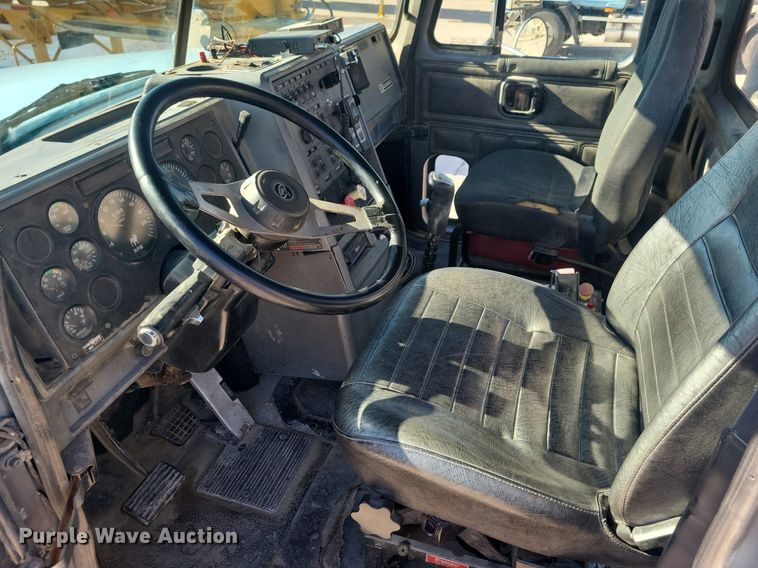 image for item DG0425 1994 Mack CH613 semi truck