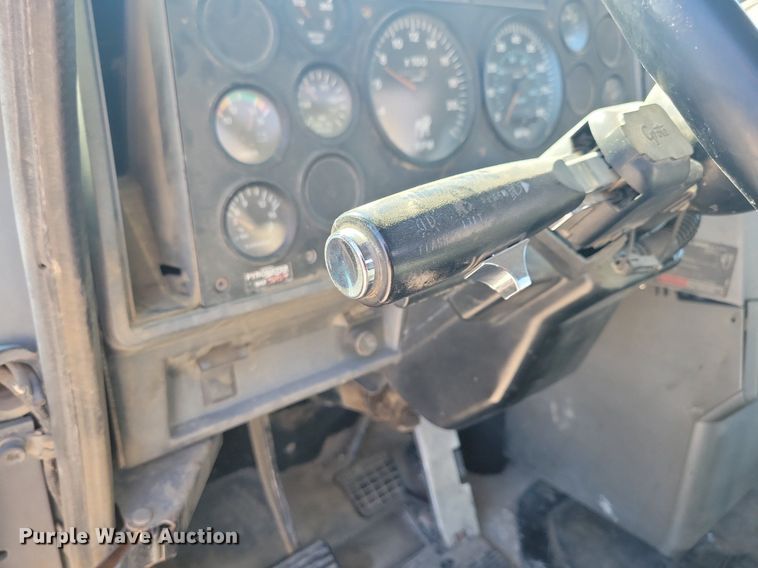 image for item DG0425 1994 Mack CH613 semi truck