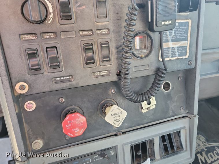 image for item DG0425 1994 Mack CH613 semi truck