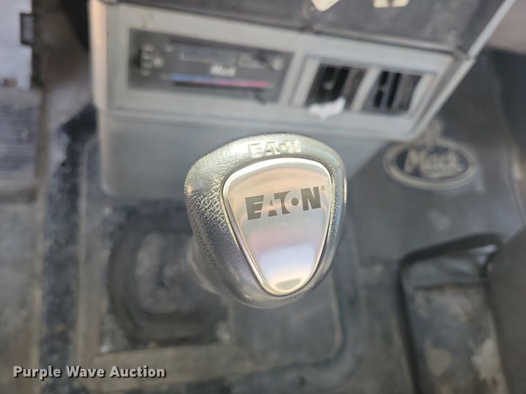 image for item DG0425 1994 Mack CH613 semi truck