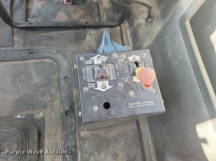 image for item DG0425 1994 Mack CH613 semi truck