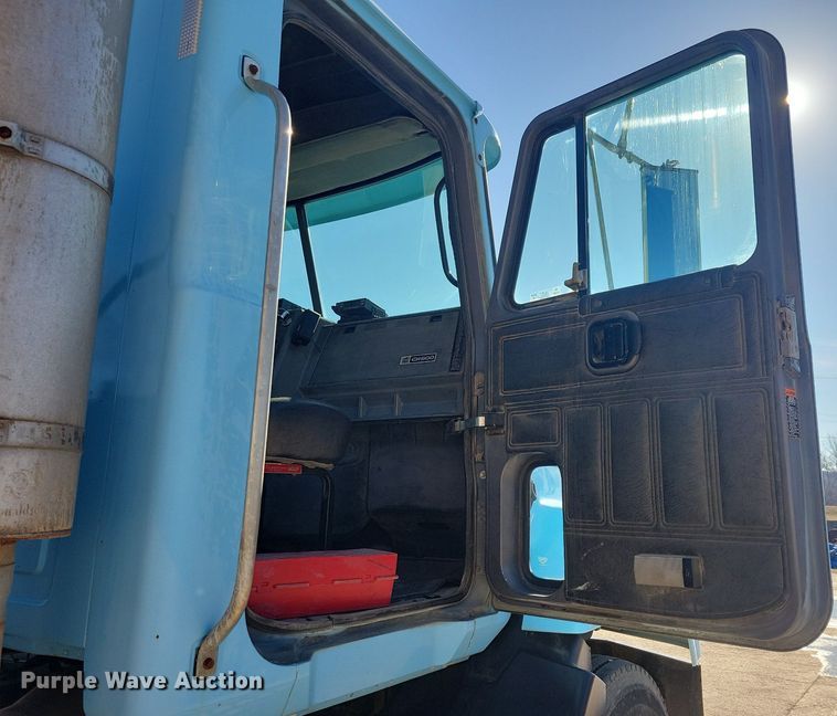 image for item DG0425 1994 Mack CH613 semi truck