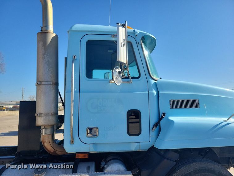 image for item DG0425 1994 Mack CH613 semi truck
