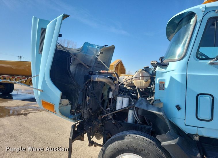 image for item DG0425 1994 Mack CH613 semi truck