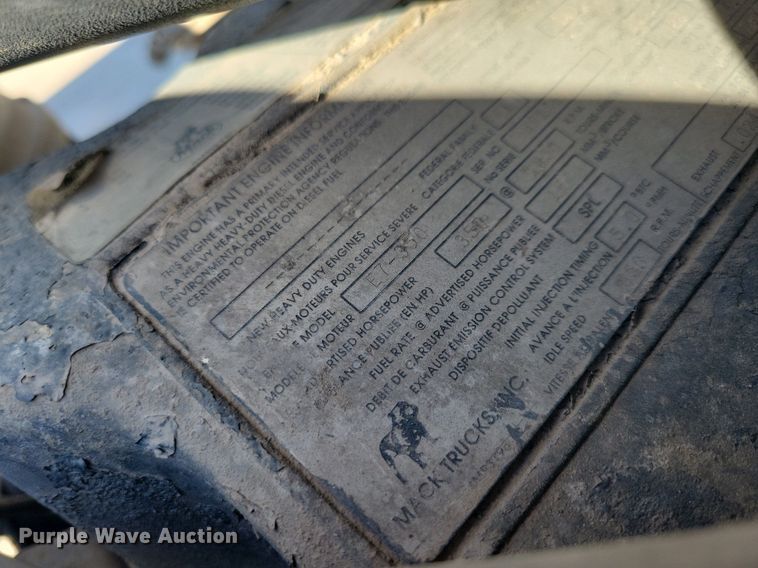 image for item DG0425 1994 Mack CH613 semi truck