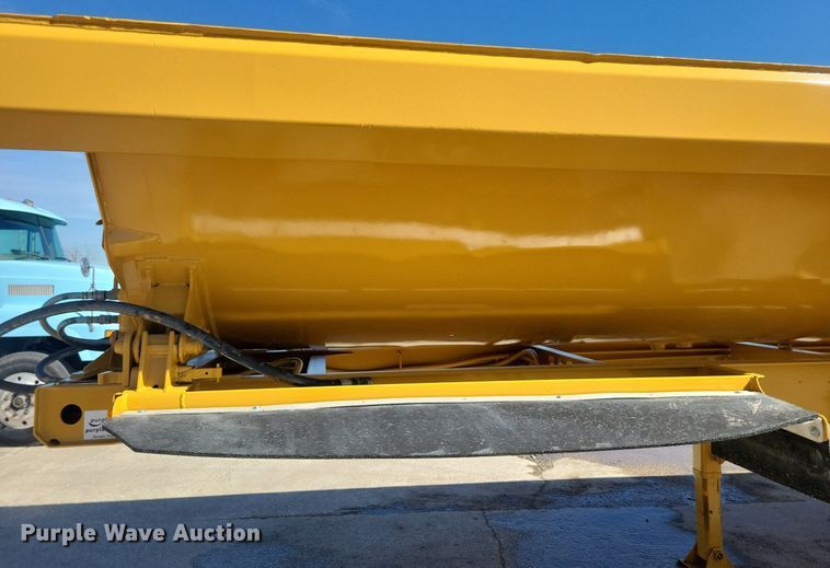 image for item DG0426 2004 Trail King TK60SSD side dump trailer