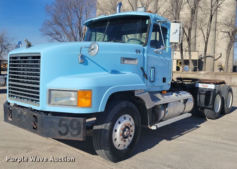image for item DG0427 1993 Mack CL713 semi truck