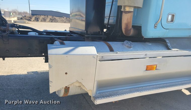 image for item DG0427 1993 Mack CL713 semi truck