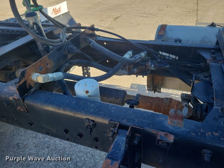 image for item DG0427 1993 Mack CL713 semi truck