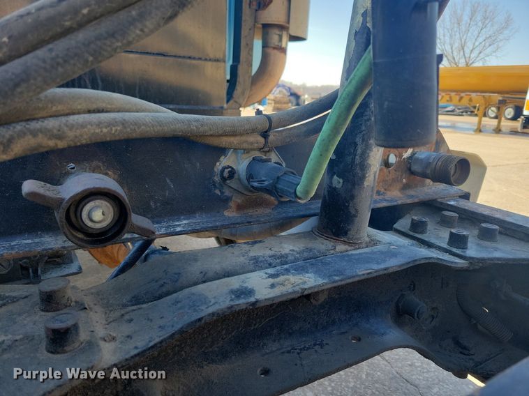 image for item DG0427 1993 Mack CL713 semi truck