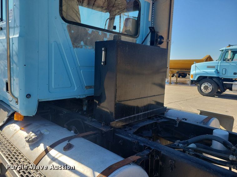 image for item DG0427 1993 Mack CL713 semi truck