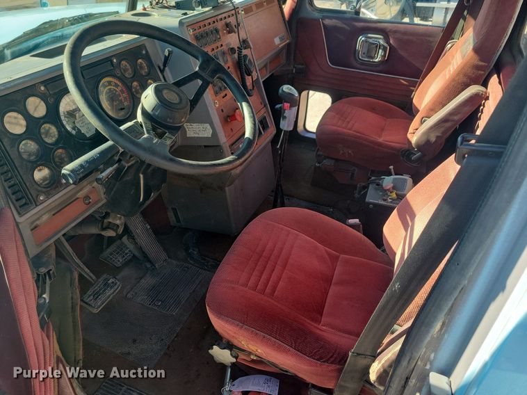 image for item DG0427 1993 Mack CL713 semi truck