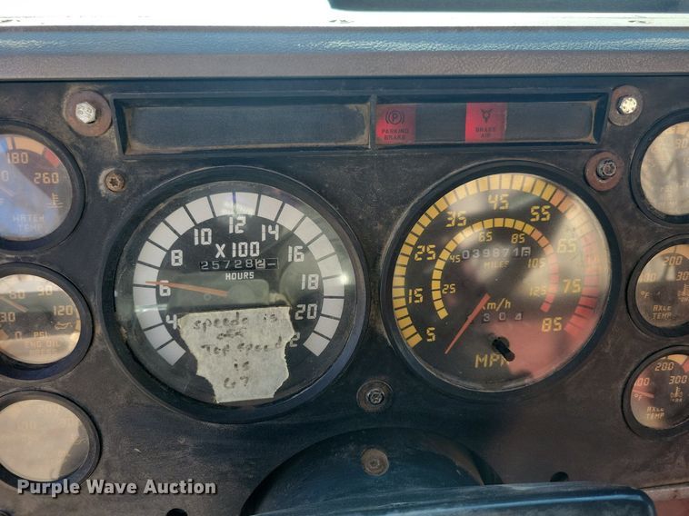 image for item DG0427 1993 Mack CL713 semi truck