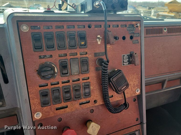 image for item DG0427 1993 Mack CL713 semi truck