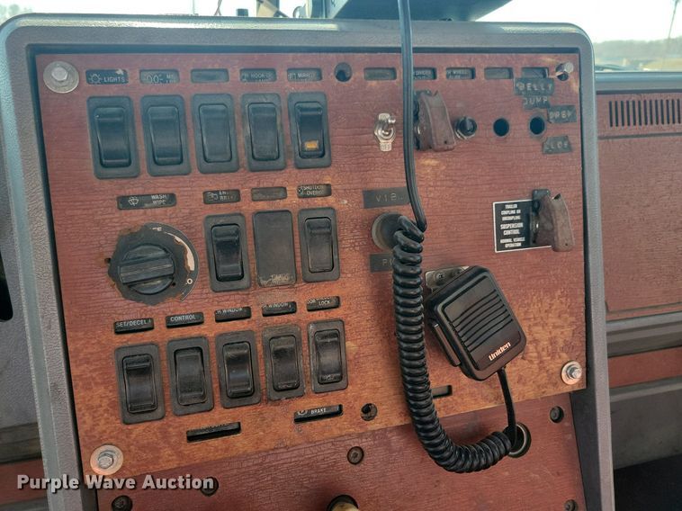 image for item DG0427 1993 Mack CL713 semi truck