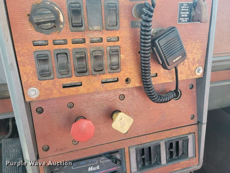 image for item DG0427 1993 Mack CL713 semi truck