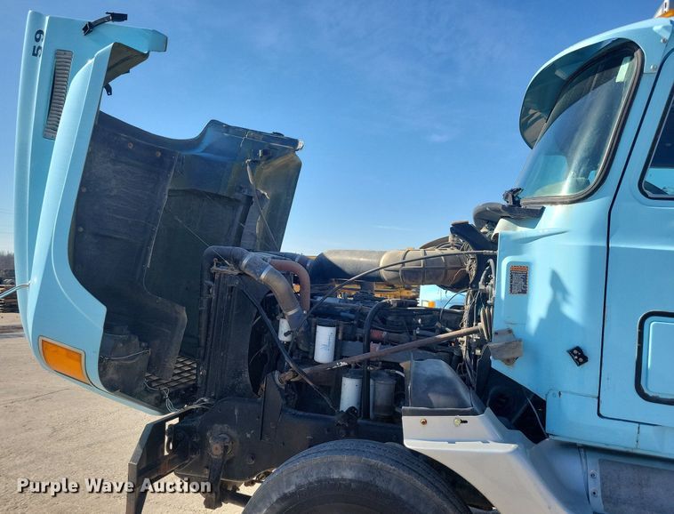 image for item DG0427 1993 Mack CL713 semi truck