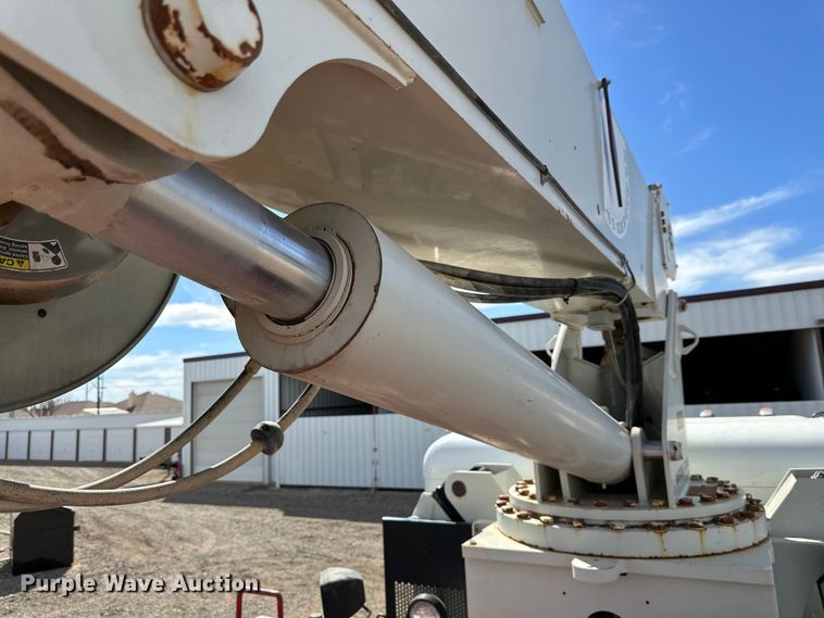 image for item DG4277 2014 Peterbilt 365 crane truck