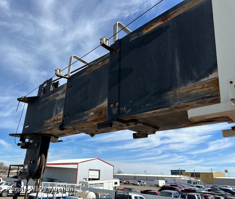 image for item DG4277 2014 Peterbilt 365 crane truck