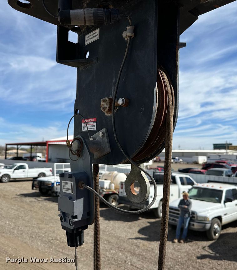 image for item DG4277 2014 Peterbilt 365 crane truck