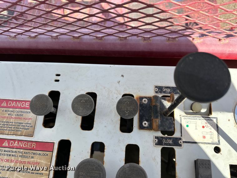 image for item DG4277 2014 Peterbilt 365 crane truck