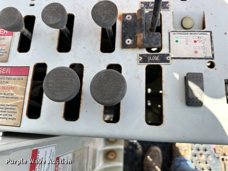 image for item DG4277 2014 Peterbilt 365 crane truck