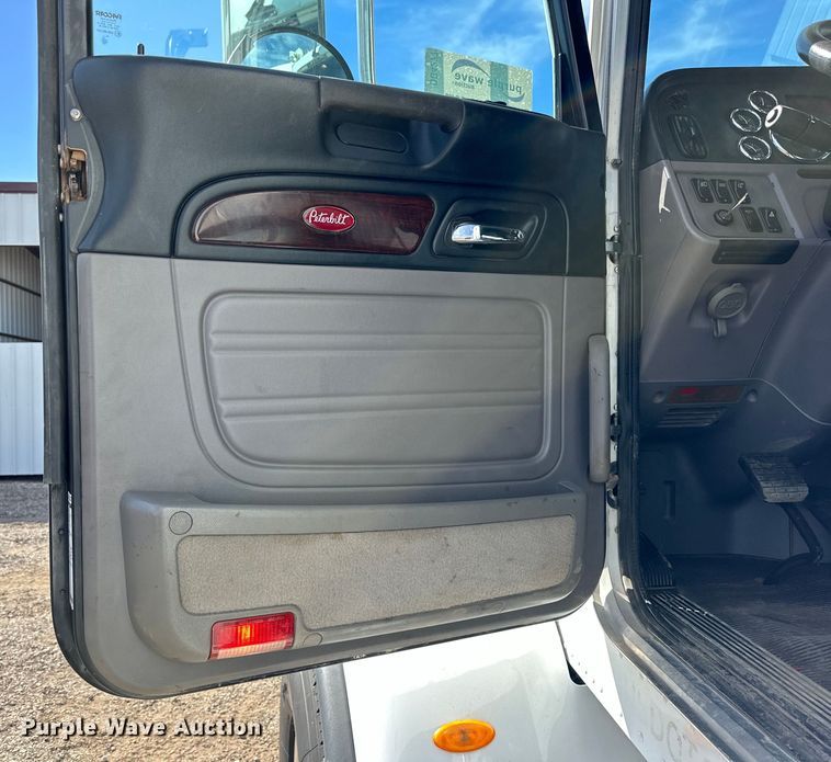 image for item DG4277 2014 Peterbilt 365 crane truck