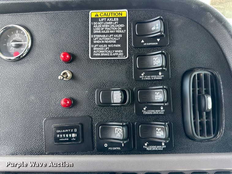 image for item DG4277 2014 Peterbilt 365 crane truck