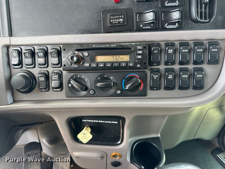 image for item DG4277 2014 Peterbilt 365 crane truck