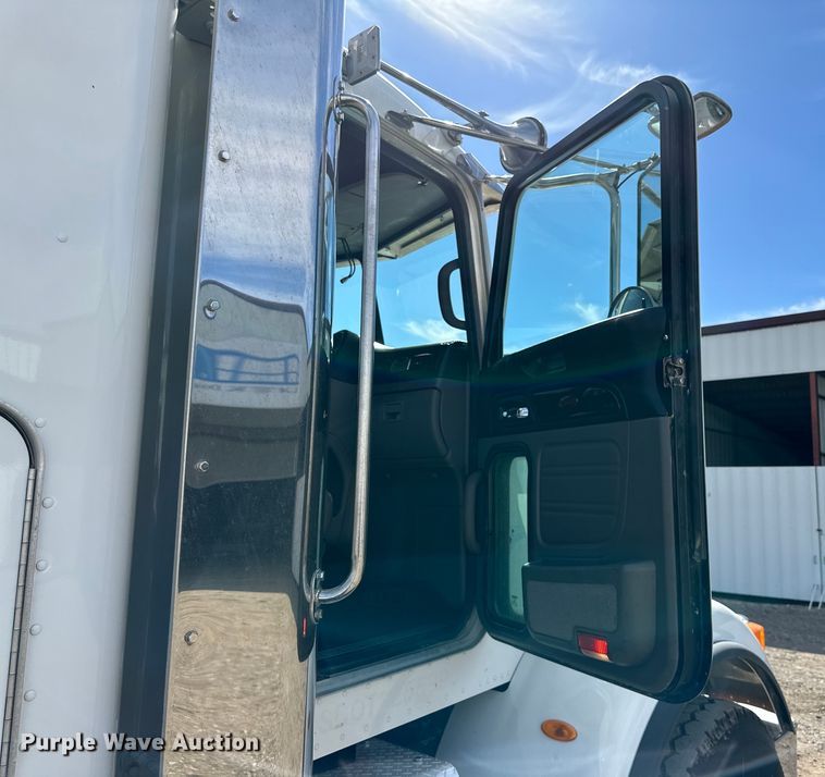 image for item DG4277 2014 Peterbilt 365 crane truck