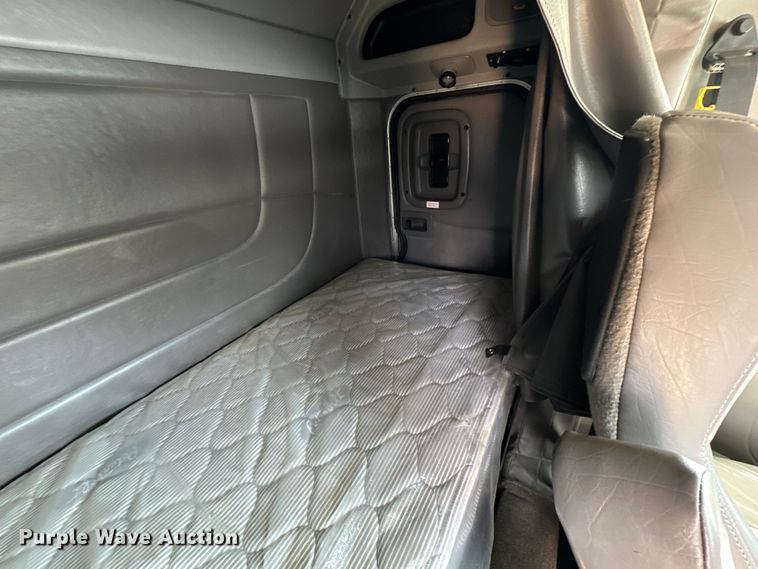 image for item DG4277 2014 Peterbilt 365 crane truck