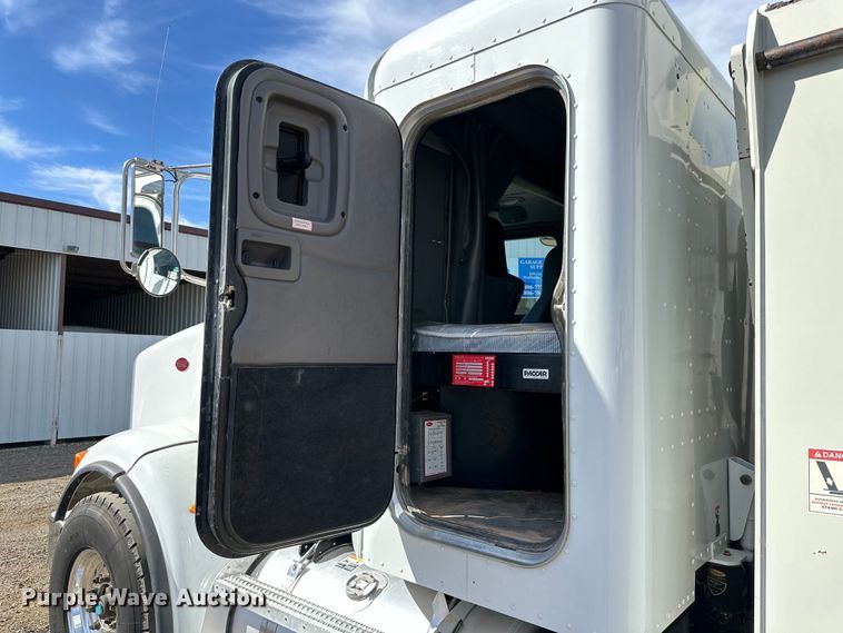 image for item DG4277 2014 Peterbilt 365 crane truck