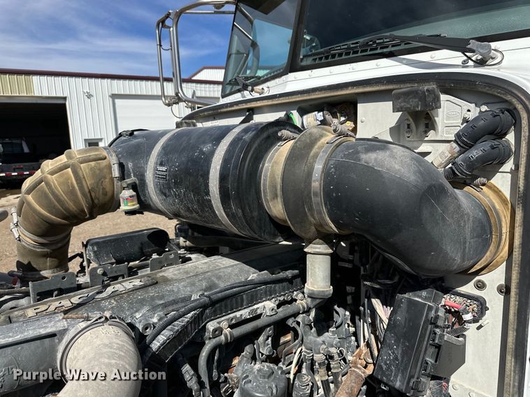 image for item DG4277 2014 Peterbilt 365 crane truck