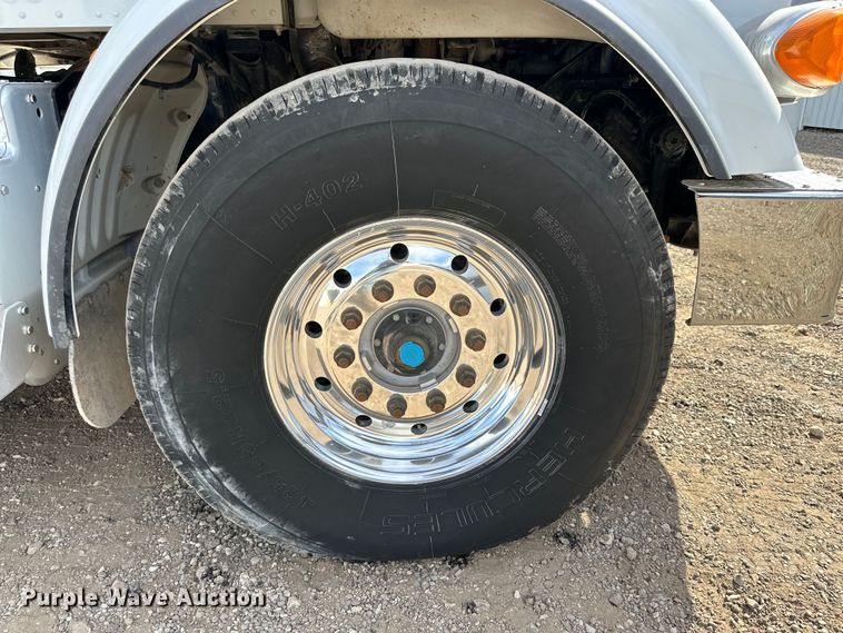 image for item DG4277 2014 Peterbilt 365 crane truck