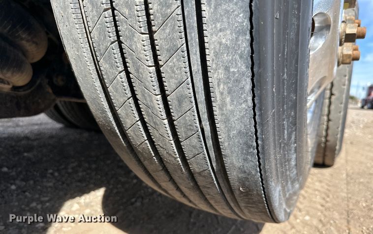 image for item DG4277 2014 Peterbilt 365 crane truck