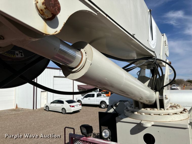 image for item DG4278 2015 Peterbilt  365 crane truck