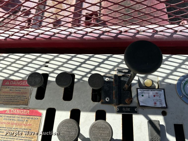 image for item DG4278 2015 Peterbilt  365 crane truck