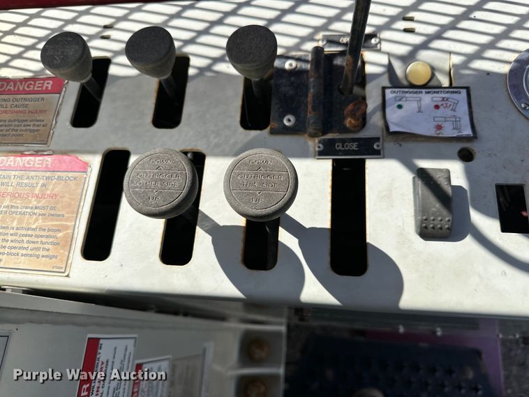 image for item DG4278 2015 Peterbilt  365 crane truck