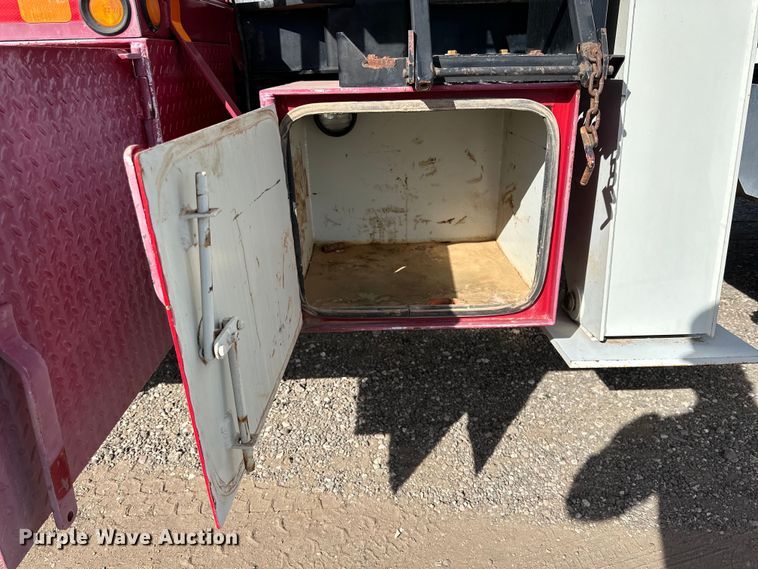 image for item DG4278 2015 Peterbilt  365 crane truck