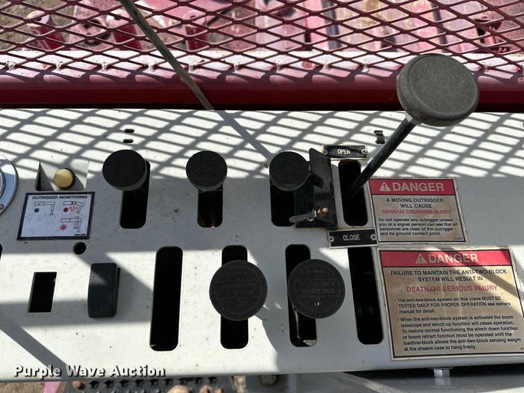 image for item DG4278 2015 Peterbilt  365 crane truck