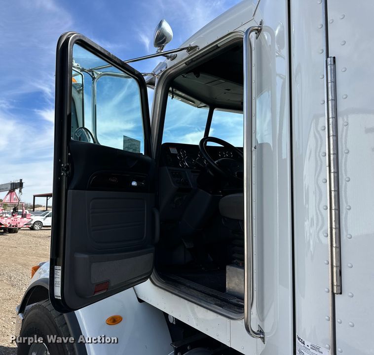 image for item DG4278 2015 Peterbilt  365 crane truck