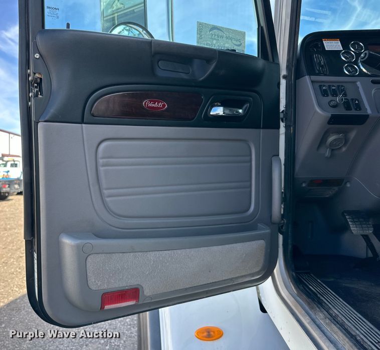 image for item DG4278 2015 Peterbilt  365 crane truck