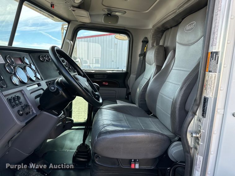 image for item DG4278 2015 Peterbilt  365 crane truck